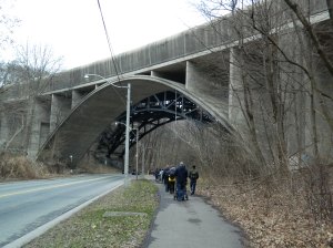 Traveling west along Rosedal Valley path